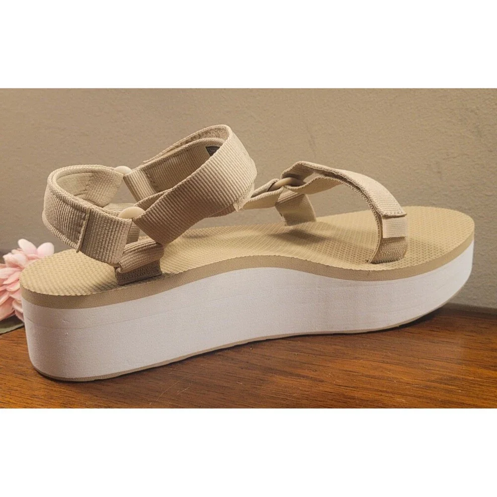 TEVA WOMEN FLATFORM UNIVERSAL LARK WHITE STRAPPY SANDALS US 9 Platform 1008844